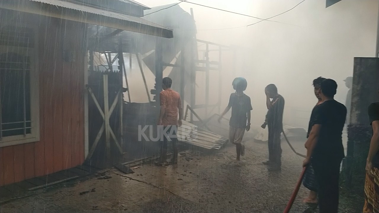 Kebakaran Hanguskan 2 Rumah di Kelurahan Baru