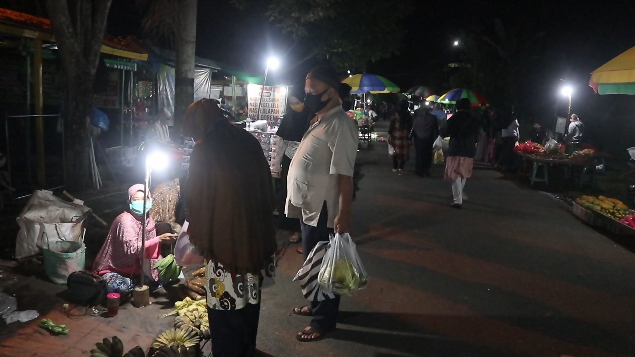 Pedagang Pasar Malam Mulai Berjualan