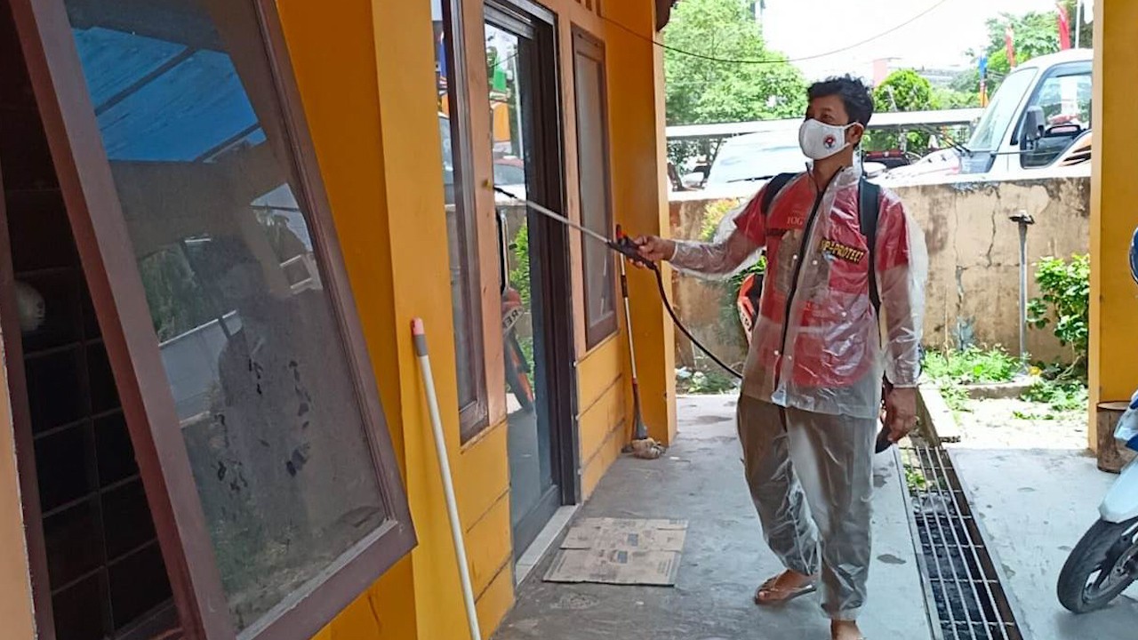 Kantor PWI Kaltim Disemprot Desinfektan