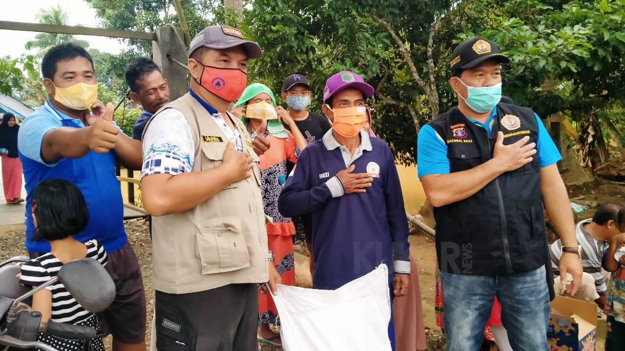 Korban Terdampak Banjir Kalsel Terima Bantuan dari Posko KBBKT-KU Kukar