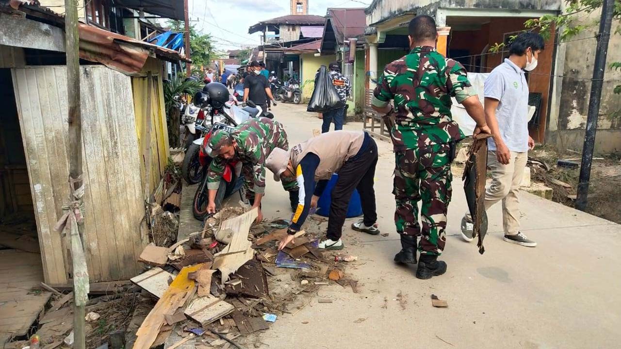 PWI Bersama SMSI Kutim Bersihkan Bekas Banjir di Sangatta Selatan