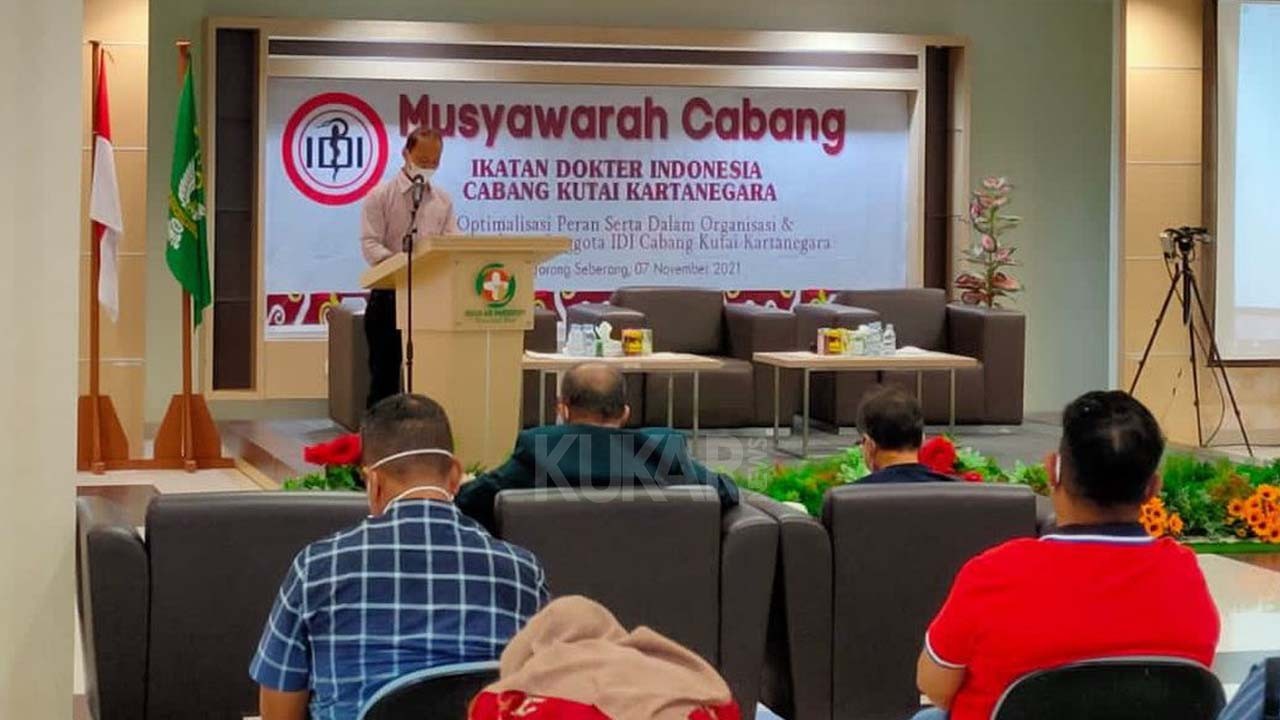 Plt Asisten II Wiyono Membuka Kegiatan Muscab IDI Kukar
