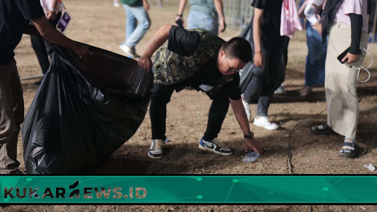 Keren! Usai Nonton KukarLand Festival 2023, Rendi Solihin Terjun Langsung Punguti Sampah