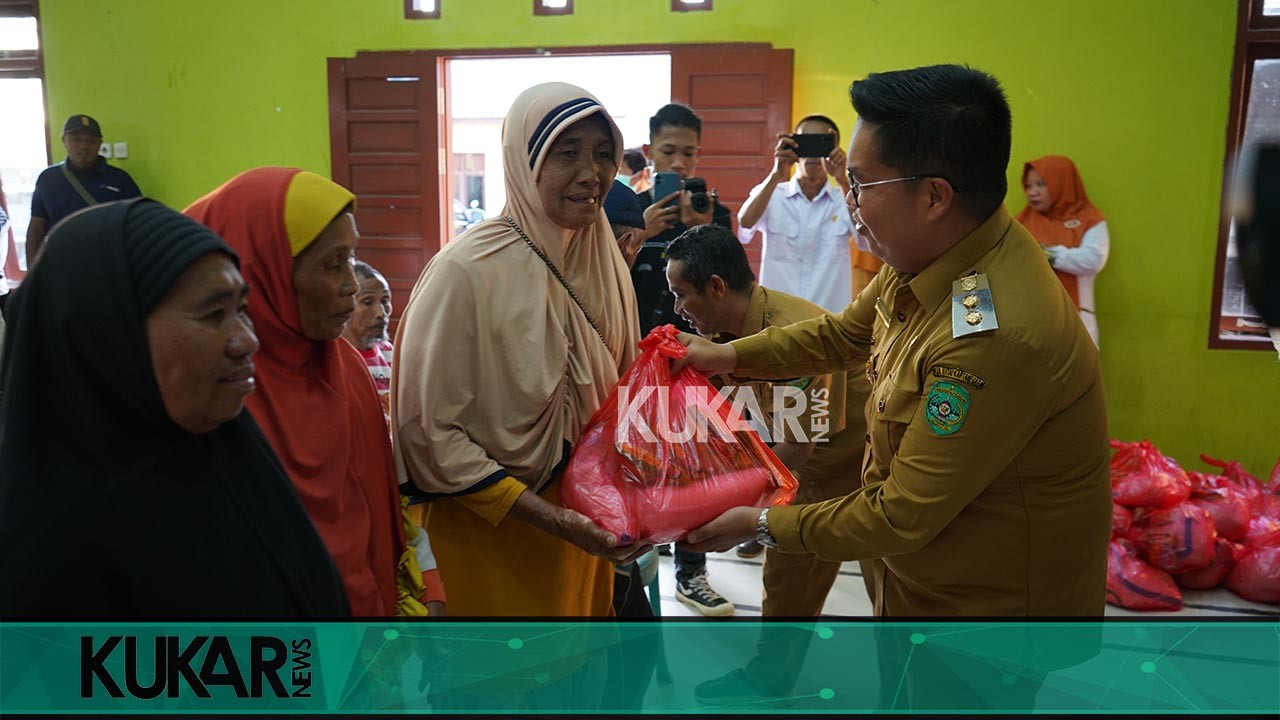 Wabup Kukar Bagikan 50 Paket Sembako untuk Warga Desa Rapak Lambur