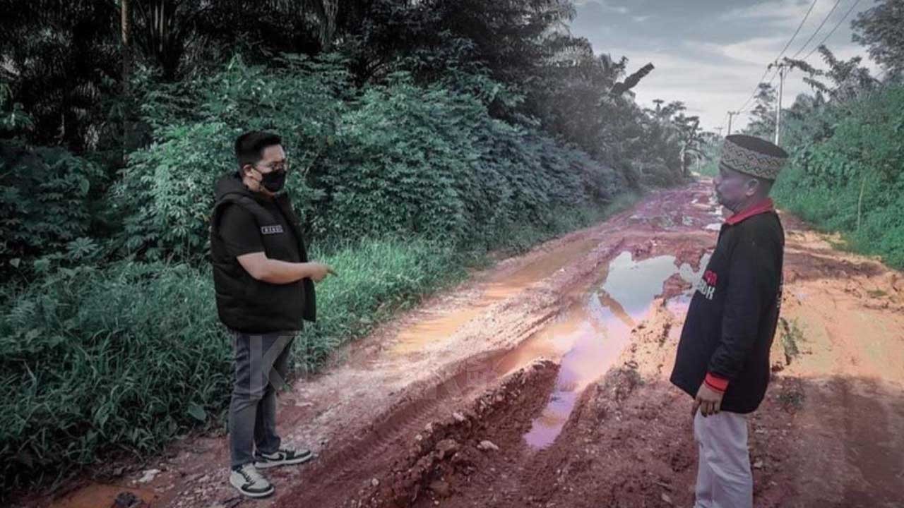 Wabup Kukar Rendi Solihin Tinjau Jalan Rusak di Desa Salo Cella