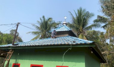 Wajah Baru Tempat Ibadah Dusun Tudungan, Kubah Langgar Al-Hikmah Resmi Terpasang