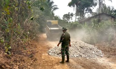 Bebaskan Petani dari Lumpur, Satgas TMMD 130 Padatkan Agregat Jalan Usaha Tani Segmen 1