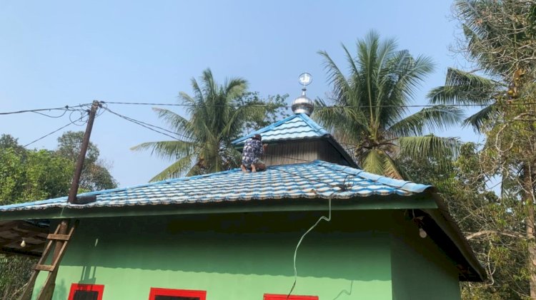Wajah Baru Tempat Ibadah Dusun Tudungan, Kubah Langgar Al-Hikmah Resmi Terpasang