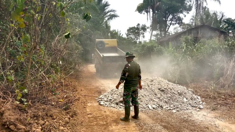 Bebaskan Petani dari Lumpur, Satgas TMMD 130 Padatkan Agregat Jalan Usaha Tani Segmen 1