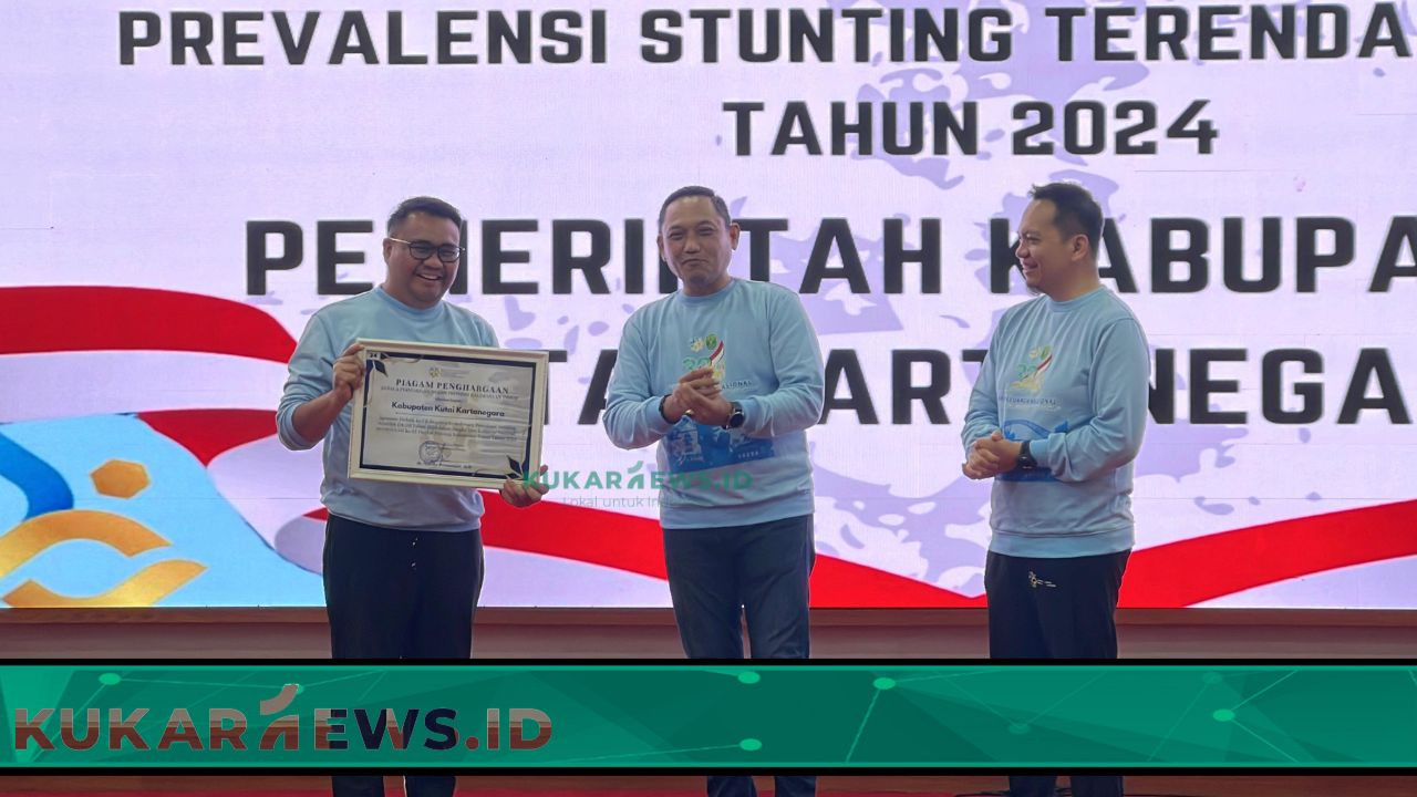 Bupati Aulia Rahman Terima Penghargaan Penanganan Stunting dari Wakil Gubernur Kaltim Seno Aji